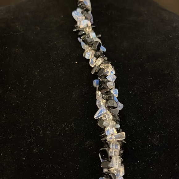 Beautiful opalescent chips mixed with onyx clear quartz crystal bracelet - Picture 3 of 10